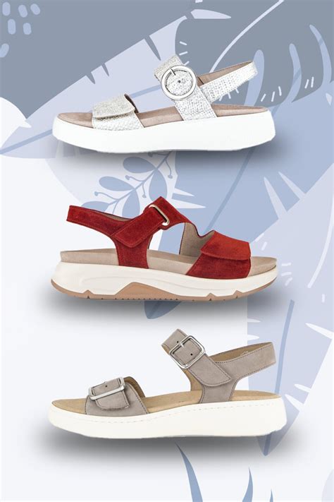 Sandalen en slippers met voetbed .